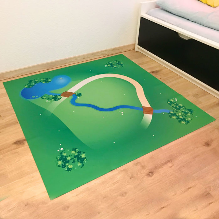 Spielmatte – Große Landschaft mit Bach 110cm x 110cm